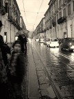 alla fermata in una giornata uggiosa