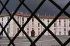 da dietro la grata