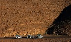 Marocco: in giro per l'Atlante
Sulla Strada che da Marrakech va a Ouarzazate, sull'Atlante. L'immagine suggerisce una dimensione pi avventurosa, ma i fuoristrada erano fermi sul lato di una trafficatissima strada. Io ero fermo per caso ad un tornante pi in alto.