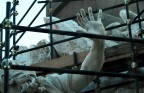 le statue della fontana di piazza Navona con i ponteggi per il restauro