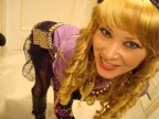 Halloween.
Miho posa come una "idol" giapponese.