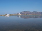 Isole Eolie: Salina - Laghetto di Lingua con riflessa l'immagine di Lipari.
Seppur l'isola di Lipari, riflettendosi nell'acqua del laghetto, sembri un tuttuno con il faro di Salina, tra di esse vi  il mare!