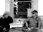 Ci si siede in un bar, si divide un tavolino insieme ma ognuno con i suoi pensieri!!Che noia!!