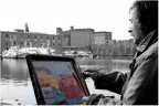 Un pittore che dipinge la sua opera.
Colore sul quadro, bianco e nero l'ambiente intorno.
Prendiamolo a spunto, come metafora, per cercare di dare pi colore alla vita altrui ed alla nostra.
