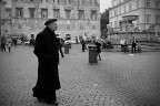 Roma, Piazza Santa Maria in Trastevere, prima del pranzo di Natale della Comunit di Sant'Egidio, 25 dicembre 2008
Sin dal 1983, il Cardinal Etchegaray non manca a questo appuntamento. Ormai quasi novantenne, ex arcivescovo di Marsiglia, impegnato nell'integrazione delle popolazioni maghrebine in Francia, presidente di Iustitia e Pax, grande tessitore della pace in tante parti del mondo, in missione presso Bush e Saddam per scongiurare l'assurda guerra in atto dal 2002. Grande uomo e amico dei poveri