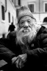 Santa Maria in Trastevere, 25 dicembre 2008, aspettando di entrare al pranzo di Natale della Comunit di Sant'Egidio.
Bruno  fuori casa da una vita. Ha abitato in diverse roulottes parcheggiate sui tanti lungoteveri della citt. Ora  ospite di una casa vera. La sua frase ricorrente  "ha una sigaretta?"