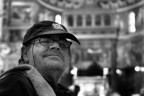 Roma, Basilica di Santa Maria in Trastevere, pranzo di Natale offerto dalla Comunit di Sant''egidio. Pietro, un senza fissa dimora,  arrivato tardi, colpa di chiss cosa. Ma il posto a capotavola gli era stato conservato