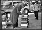 Napoli..un vecchietto venditore di scarpe usate, regolarmente sloggiato dalle forze dell'ordine...
lavorare a 80 anni per campare...................