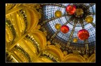 ...l'interno delle faraoniche Galeries Lafayette...