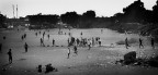 Conakry - Guinea - dicembre 2008
In attesa della costruzione dello svincolo dell'autostrada (?), i ragazzi si scatenano come ovunque a giocare a pallone. E' la forza del calcio in Africa, veicolo di sogni, il pi delle volte frustrati, di trovare gloria e soldi in Europa, ma comunque unica occasione di gioco per tutti, vista l' assenza di qualsiasi struttura sportiva adeguata