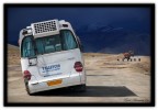 Il mezzo affondato nella strada, una tempesta monsonica in arrivo assieme al buio... una giornata standard durante l'alluvione Ladakhi del 2006, da qualche anno i monsoni superano la catena dei 7000 e inondano anche il basso Himalaya