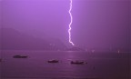 fulmine sul Lago Maggiore..
Minolta 5x, f16 su posa B, zoom 28-80, pellicola fujifilm sensia 100 scannerizzata con scanner piano Epson perfection 1670 a 800 dpi.
