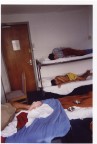 Nella nostra camera d'albergo, le gambe di Jackie, Pippo e io che dormo vestito