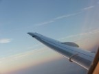 Sull' aereo all' andata... Mi ha attirato il contrasto fra il cielo blu e quello grigio, con l' ala (dx) di sbieco che taglia tutte e 2 le atmosfere...
Piccola domanda: chi mi sa dire a cosa servono quelle 4 "antennine" sul finire dell' ala?
