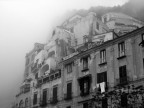 Un giorno di aprile, iniziato col sole e terminato con la nebbia.
Foto scattata con la compattina. B/N in pp.