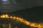 ...  illuminato da luce artificiale da accendere o spegnere a seconda della convenienza.
In alto, a volerlo cogliere, un barlume di luce naturale, ma  vero o anch'esso si pu comandare a seconda della convenienza?