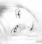 primo esperimento di hight key utilizzando una foto scattata tempo fa e correggendola con photoshop. Non ho trovato tutorial su come scattare in digitale in hight key, se avete qualche dritta vi ringrazio! ...del tipo... usa sfondo bianco e luce morbida (con pannelli...?) esposimetro spot sul viso e deve essere esposta correttamente o sovraesposta? insomma.... boh! grazie :)