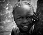 Guinea - Conakry - febbraio 2009
I bambini appaiono all'improvviso, ti sorridono e se ne vanno. A me resta solo un attimo per scattare e chiedere il loro nome