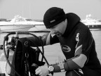 Un subacqueo controlla l'attrezzatura prima di caricarla a bordo del gommone che lo porter sul punto d'immersione... Questo  uno di quei momenti in cui la concentrazione  al massimo perch anche la pi piccola svista pu rovinare la giornata a lui e ai suoi compagni.