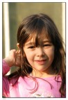 Una bellissima bambina in una posa da "modella"