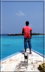 DHONI MALDIVIANO CON MARINAIO ALL'ATTRACCO