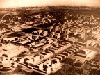 le opere ancora presenti (che ho riconosciuto) sono piazza juarez in basso a sx con il museo civilt romana alla sua destra, l'obelisco di piazza marconi, la chiesa con la cupola dei ss pietro e paolo in alto a dx e naturalmente il palazzo dei congressi.
ovviamente mi riferisco ai soli monumenti della foto.
progetto fine anni 30