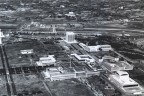 eur vista da est-->ovest. si nota dietro il "colosseo quadrato" il ponte sul tevere del tristemente noto viadotto della magliana,intro dell'autostrada per fiumicino che ora inizia subito dopo il ponte.
anni 50