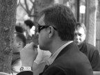 un uomo con orologio e occhiali - bar everest bucarest