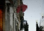 Passeggiando sotto la pioggia ci sdoppiamo in due... Osservando meglio sotto sopra...