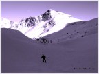 ero fermo cercando di  scattare qualche foto, e notai un gruppo di snowborder aspettare uno sciatore in difficolt...
l'immagine mi piacque un bel p...