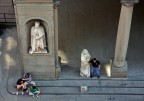 In questi tempi di "buio" economico anche un'idea come questa pu ben fruttare in fondo alla giornata. 

Firenze, agli Uffizi sfruttando il riferimento con le vere statue poste lungo i portici delle gallerie.... qualcuno....