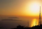 le isole egadi viste da erice in un caldo tramonto di maggio, fanno riflettere sull'impatto dell'uomo sul paesaggio.