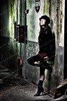 Fabbrica abbandonata con modella