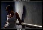 strobist, singola luce flash dietro la modella, alla sinistra.