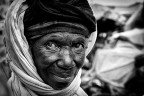 Beila - Guinea forestale, vicino al confine col Mali - dicembre 2008
E' la festa musulmana dell'uccisione del montone 40 giorni dopo la fine del Ramadan. Odore di carne alla brace dappertutto e ... abito della festa
