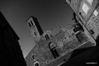 una magnifica giornata di sole illumina la facciata, il b&n dovrebbe risaltare le antiche pietre degli edifici e le ombre.  Non so se sono riuscito nell'intento.
