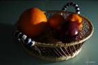 il contenuto del cesto  un  po' misero: forse la famiglia  poco numerosa e poco golosa di frutta!