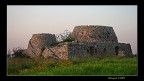 immagine raffigurante le cosiddette "Pajare", antiche strutture rurali in pietra realizzate senza l'utilizzo di cemento. Sono il frutto del sapiente e paziente posizionamento di migliaia di pietre. Tali strutture sono simili ai trulli e sono diffusissime in tutto il Salento. L'immagine che vedete  stata realizzata a Ruffano (LE).