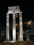 il campanile del campidoglio tra le colonne. 8080