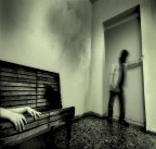 Qualcuno dorme, qualcuno attende qualcosa, ma non sa cosa. E tutti sono sospesi nel tempo.