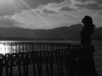 Ragazza in controluce al calar del sole