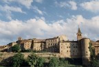 Profilo di Anghiari ripreso dal basso.
Reflex Yashica F105, pellicola 100ISO