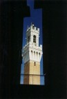 Siena, torre del Mangia vista da uno dei vicoli di accesso a piazza del Campo.
Reflex Yashica F105, pellicola 100ISO, polarizzatore.