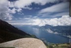 Veduta del Lago di Garda verso sud, sulla destra i monti del bresciano e trentino.
Reflex Yashica F105, pellicola 100ISO.