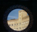 Particolare di un palazzo di piazza del Campo, Siena, ripreso in uno specchio venduto da un negozio (da un'idea di mia moglie).

Reflex Yashica F105, pellicola 100ISO, polarizzatore.