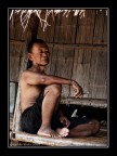 Esordisco sul forum con questo ritratto di un contadino tailandese che riposa all'ombra della sua capanna fumando un sigaro. Mi piace scattare questo genere di ritratti di persone con culture molto diverse dalla nostra, minoranze etniche e realt che stanno scomparendo. Il mio intento non  reportagistico, non cerco di rappresentare la sofferenza, l'emarginazione la guerra o quant'altro, voglio solo fare un ritratto di queste persone nei luoghi dove vivono e metre fanno guello che sono solite fare.