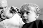 Ciao a tutti propongo questo scatto, uno dei dieci visibili all'indirizzo:
http://www.iz3gak.it/edoardo_barbiere2/
ritraggo mio figlio dal barbiere,  la prima volta che tento un lavoro del genere, mi sono veramente divertito nel descrivere tutta la seduta. Cosa ne pensate? grazie Cristian.
