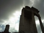 Tempio di Vesta - Fori Romani a Roma(sembra ovvio ma non lo )
La giornata era di sole e l'unica nuvola era li...sopra il tempietto..e come non provare a far euna foto d suggestione?