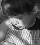 ...che dire di fronte a tanta dolcezza  ....
il mondo a questa eta' si scopre a piccoli passi ed il tenero sguardo di Elena verso la coccinella e' meraviglioso...