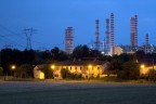 una vista di una piccola casa abbandonata, sovrastata dai camini di una moderna centrale

critiche e commenti sempre accettati